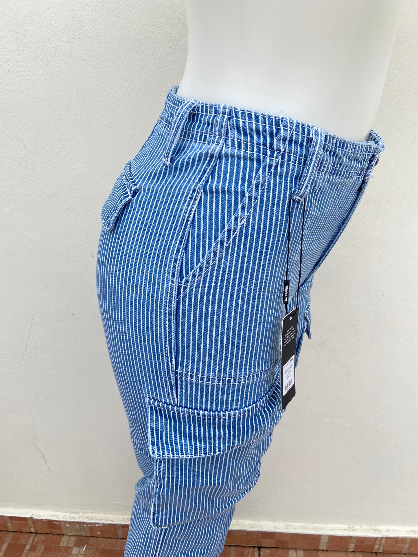 Pantalón Jean, azul con rayas de color blanco, Cargo.