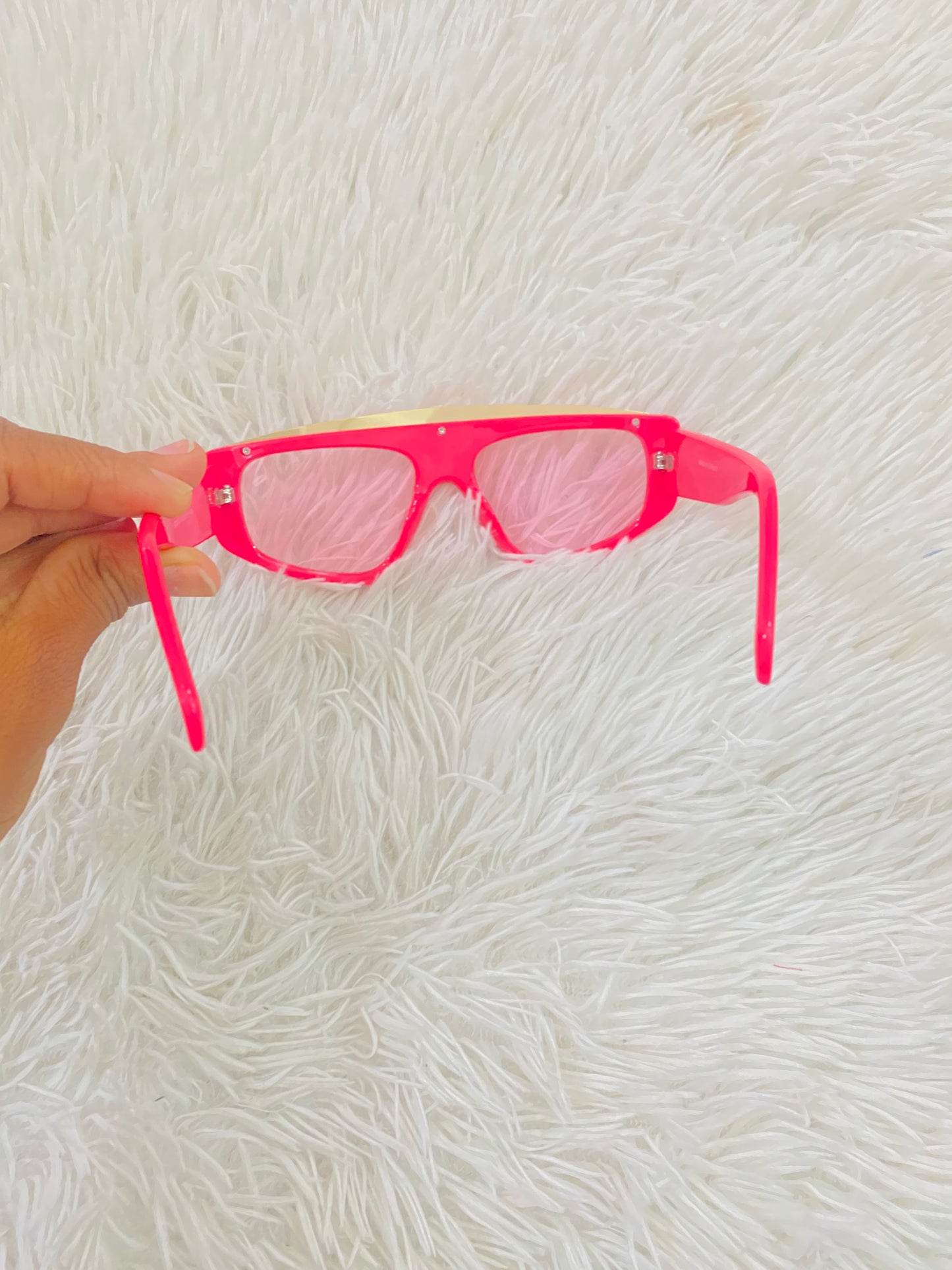 Lentes Fashion Nova original, rosado fucsia con micas transparente y diseño dorado en la parte delantera.