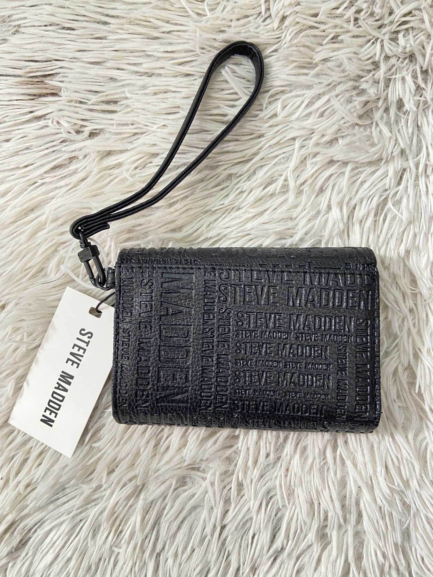 Monedero STEVE MADDEN Original negro con estampado de la marca y placa SM en frente.