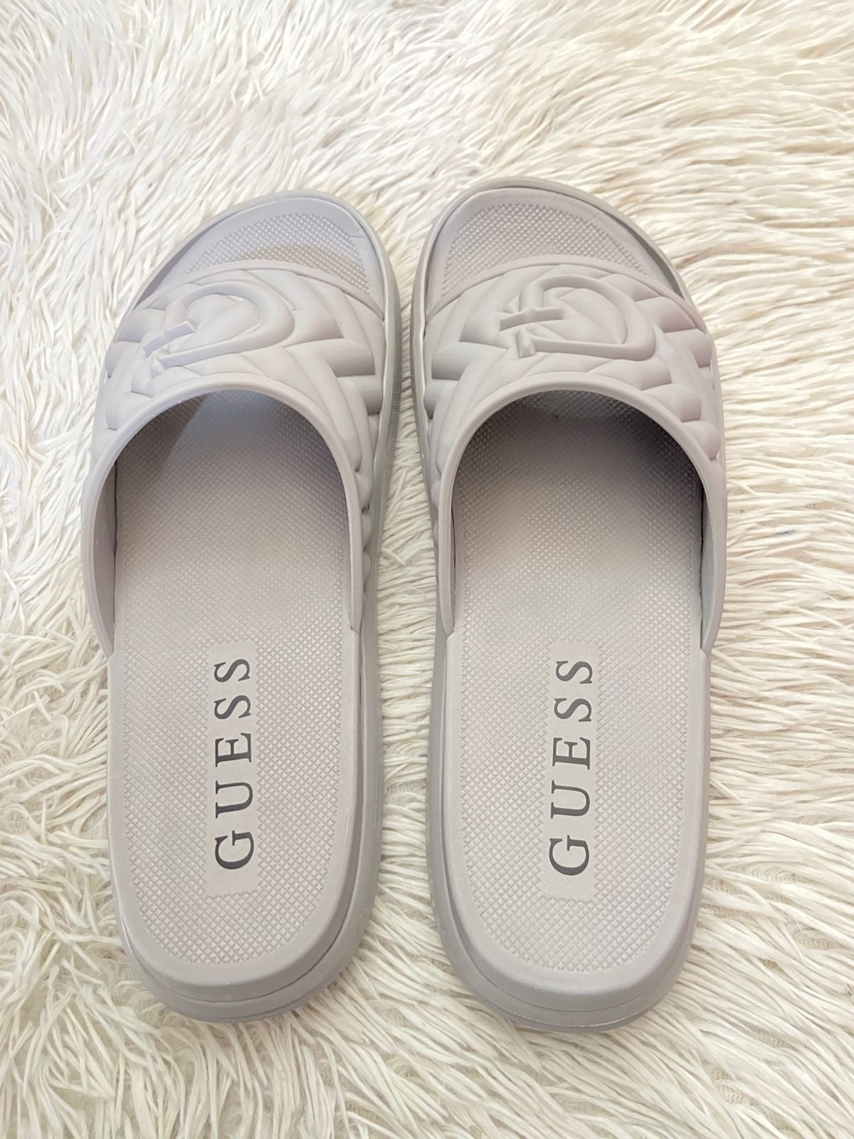 Sandalias GUESS original, gris pálido  con letras G en frente y diseño de textura.