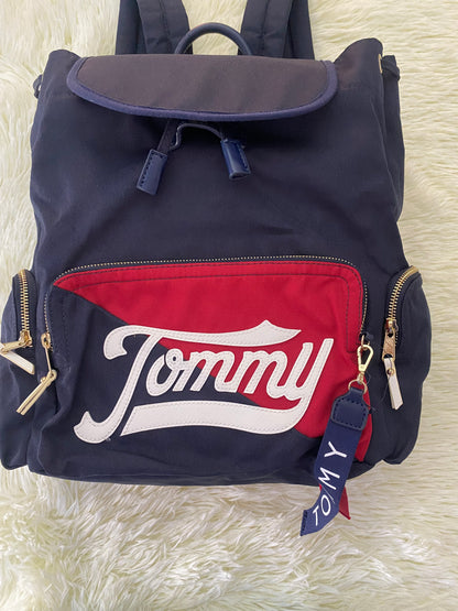 Mochila Tommy Hilfiger original en color azul marino, nombre TOMMY en grande en un bolsillo con el fondo rojo, varios compartimentos, súper espacioso.
