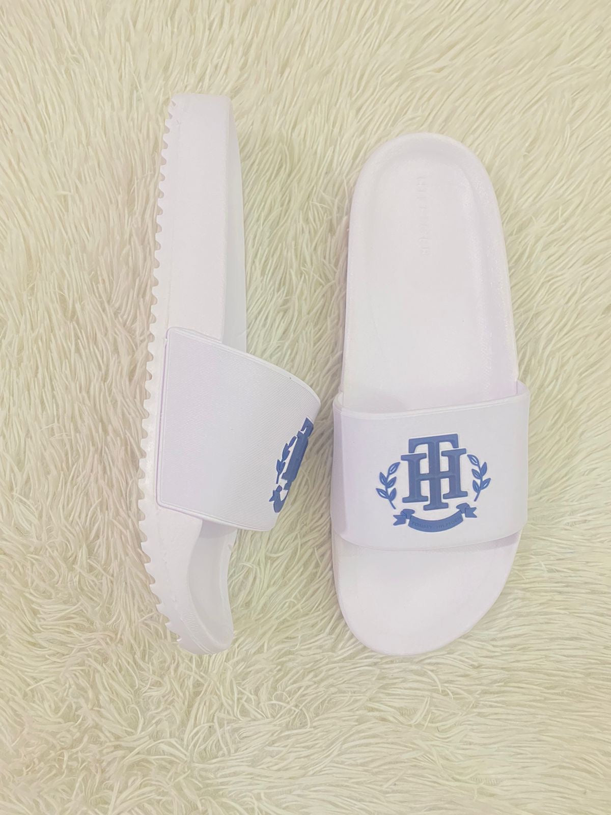 Sandalias Tommy Hilfiger original blanca con logotipo Tommy en azul.