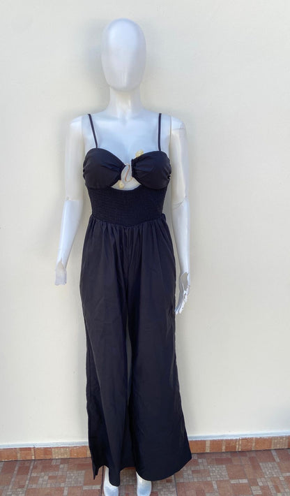 Enterizo, negro con broche en frente en color dorado.