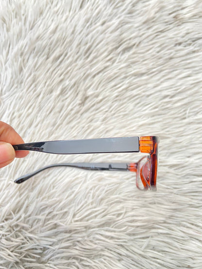 Lentes diseñados con protección UV 100-400 para proteger tu visión. Marron con animal print, micas claras y marco negro.