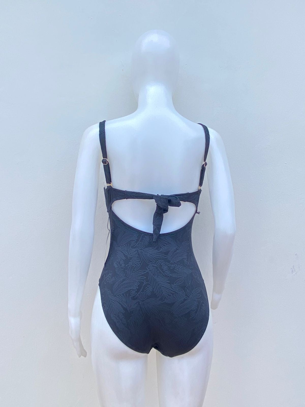 Biquini, negro con bordado de flores en hilo negro, una pieza.