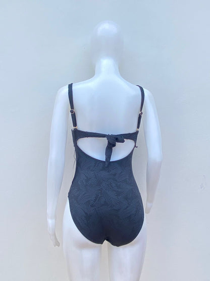 Biquini, negro con bordado de flores en hilo negro, una pieza.