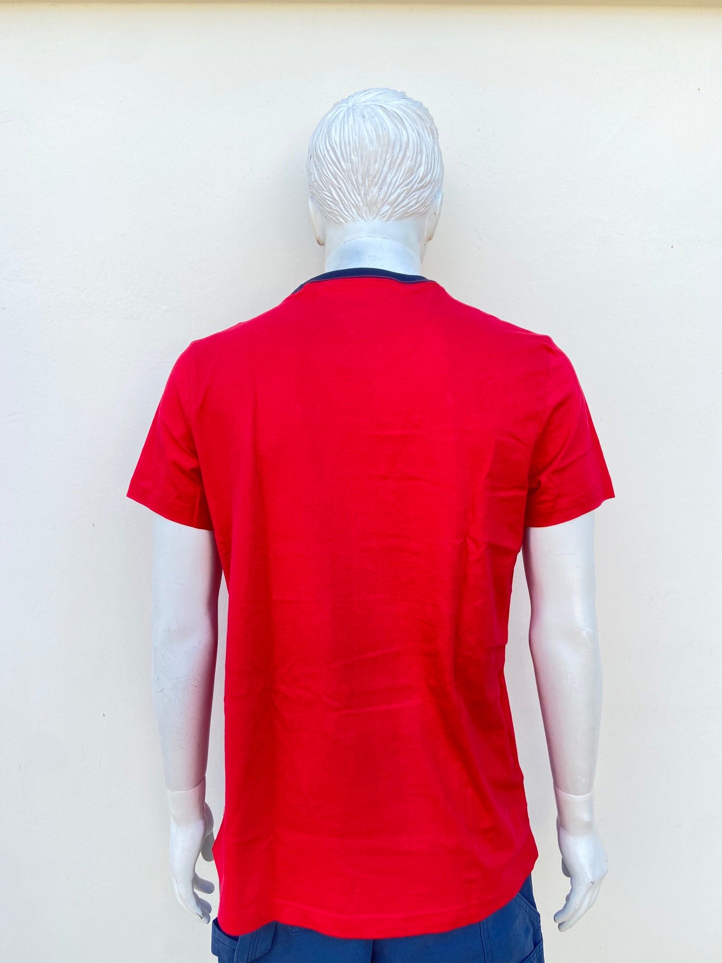 T-shirt TOMMY HILFIGER Original, rojo con banda Tommy en frente en rojo, azul y blanco.
