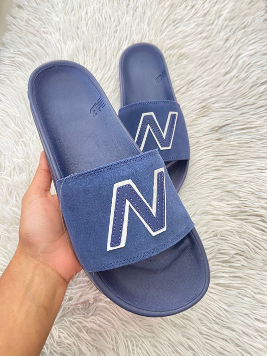 Sandalias NEW BALANCE Original, en color azul marino con letra de la marca N al frente y nombre de la marca atras.