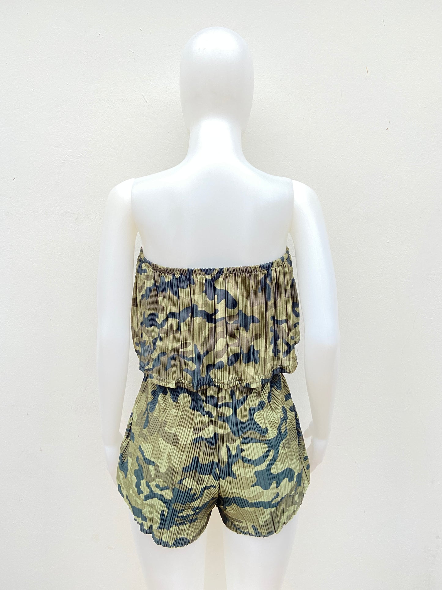 Enterizo, verde con estampado de militar, strapless.