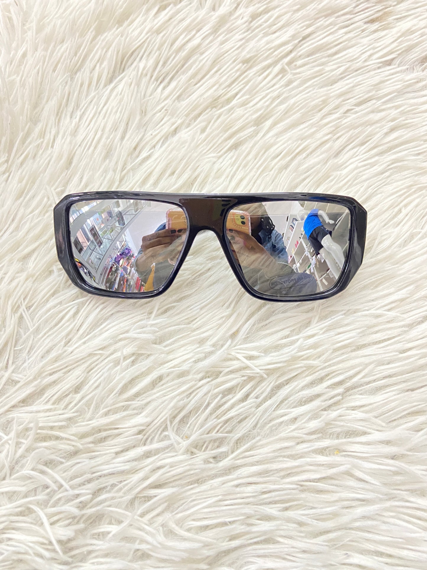 Lentes, negro cuadrado con micas plateadas.