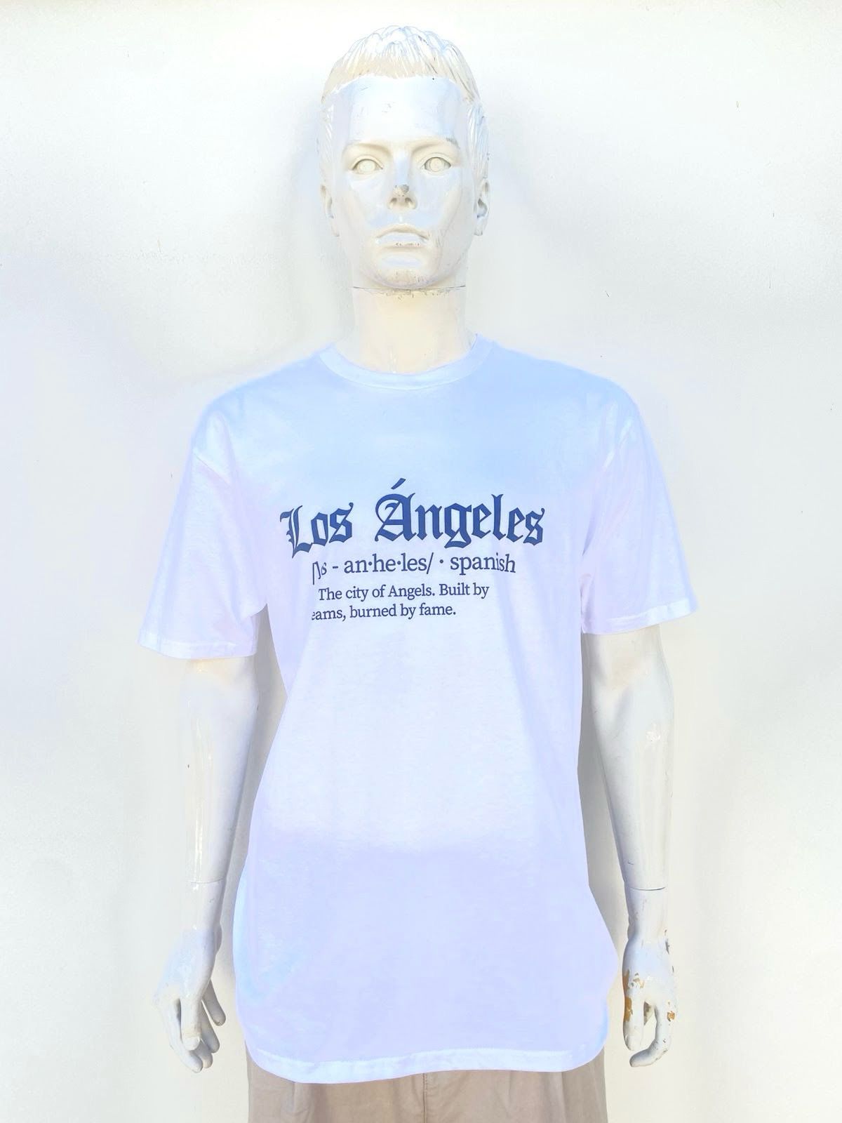 T-shirt blanco con letras grande al frente en color negro LOS ANGELES y mas letras pequeñas