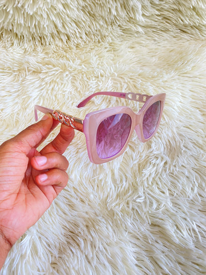 Lentes cuadrados grandes con montura morado claro y micas en cadena dorada. PROTECCIÓN UV 100