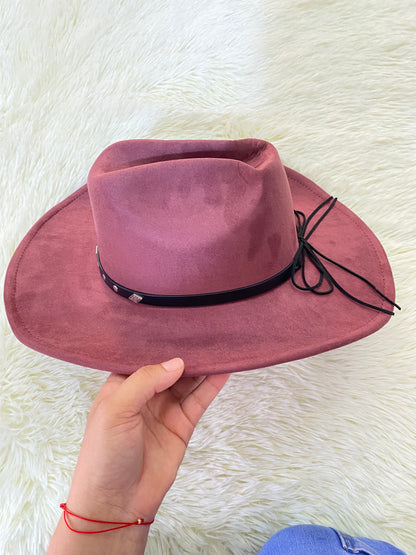 Sombrero, color rojo vino con lazo negro con detalles plateados.