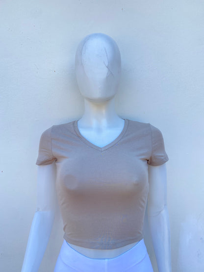 Top en color beige liso, cuello V