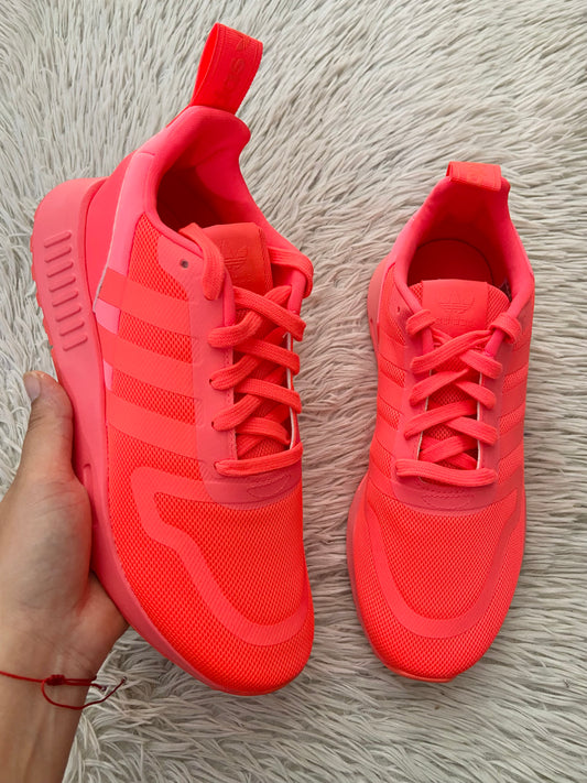 Tenis Adidas original, naranja neón ( aluminico) con logotipo de la marca en los costados.