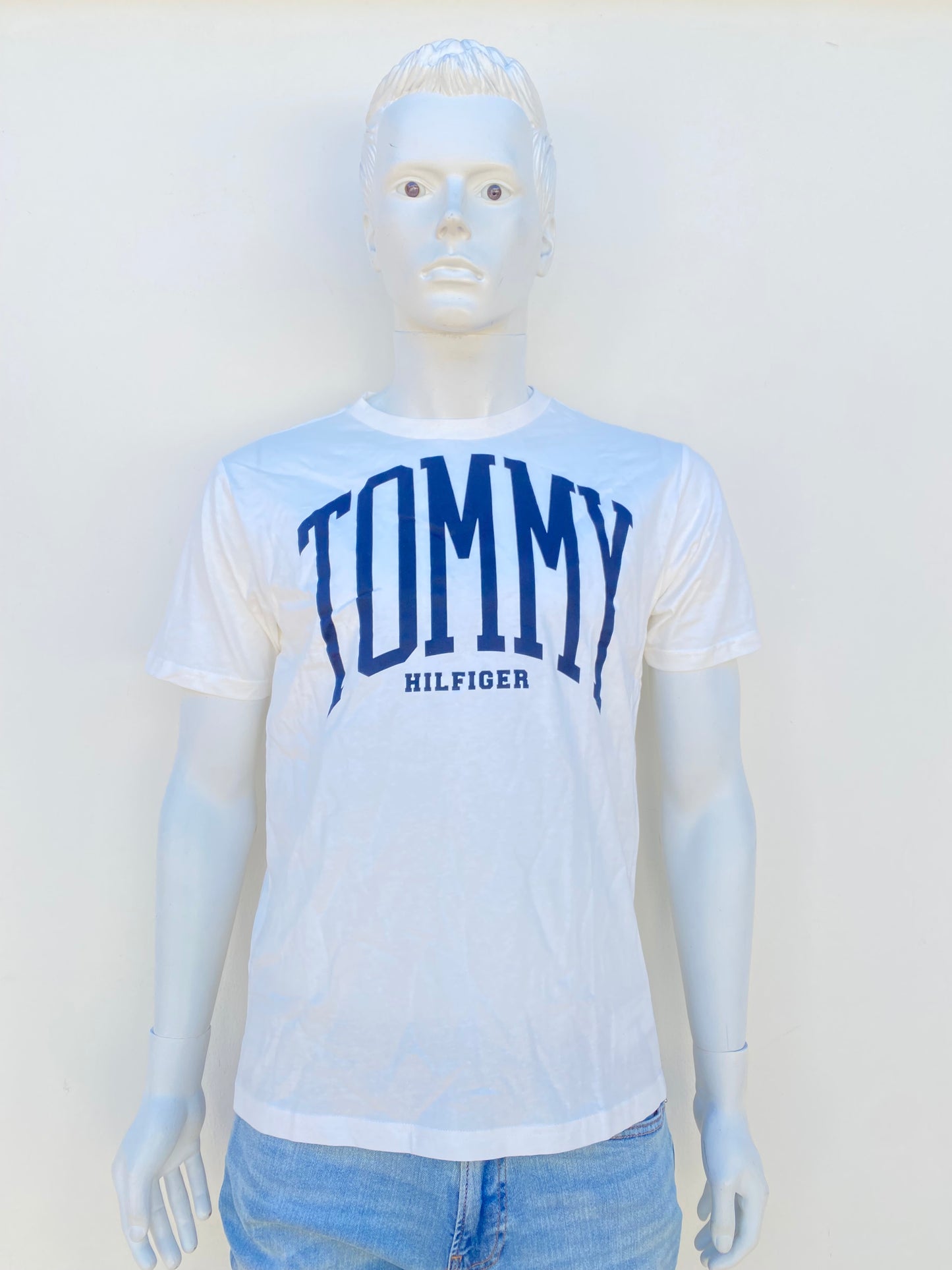T-shirt Tommy Hilfiger original, blanco con letras de la marca azul oscuro.