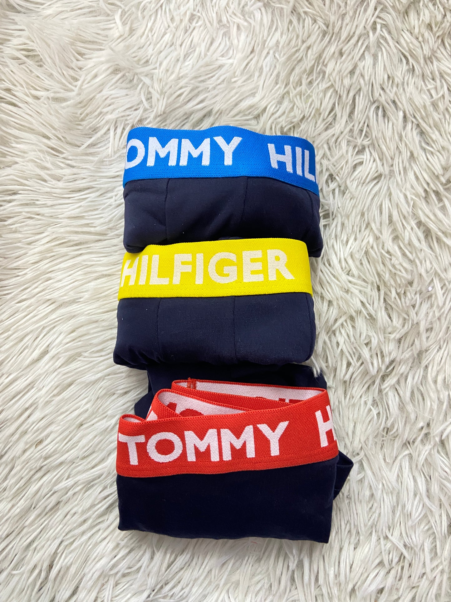 Boxer Tommy Hilfiger original, pack de 3, en azul marino y pretina en azul claro, amarillo y rojo.