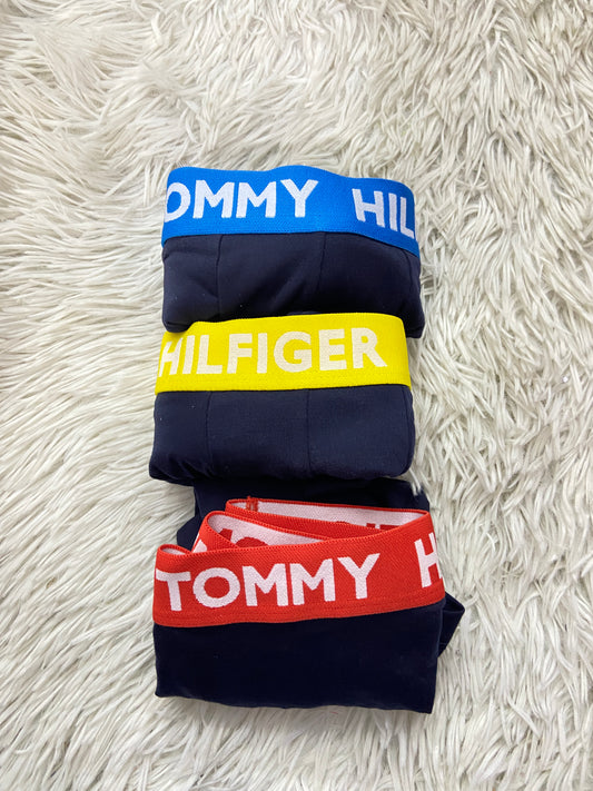 Boxer Tommy Hilfiger original, pack de 3, en azul marino y pretina en azul claro, amarillo y rojo.
