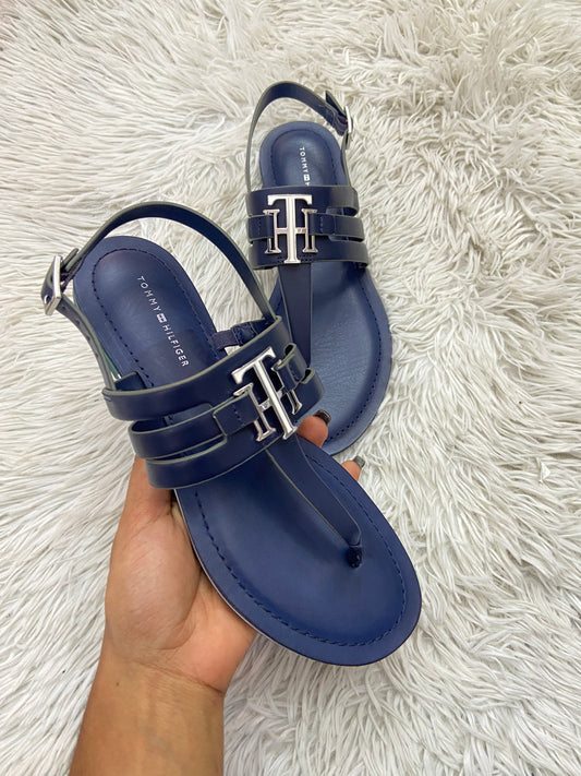 Sandalias Tommy Hilfiger original azul marino con placa TH en plateado.