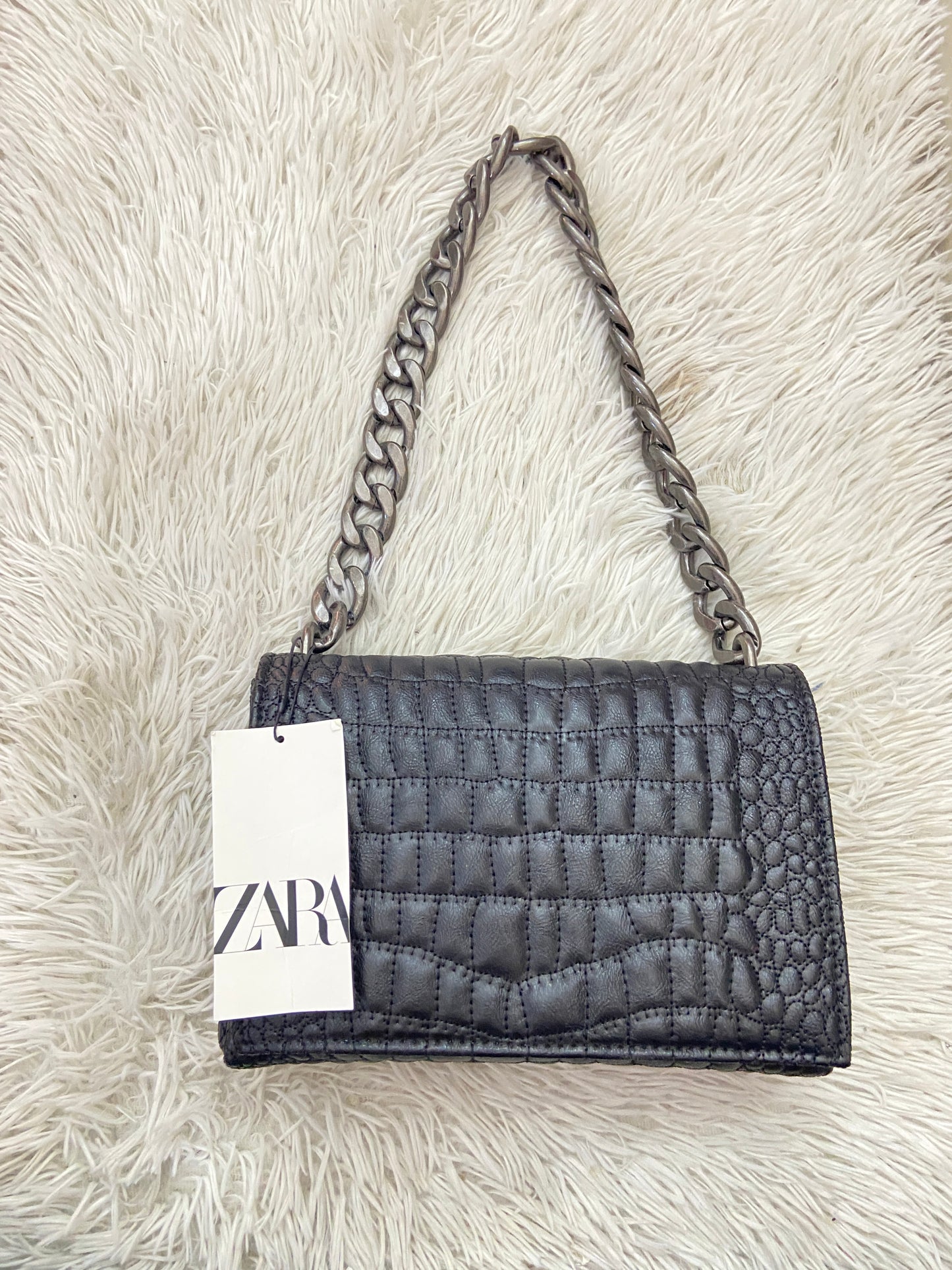 Cartera Zara original negra con cadenas en color gris.