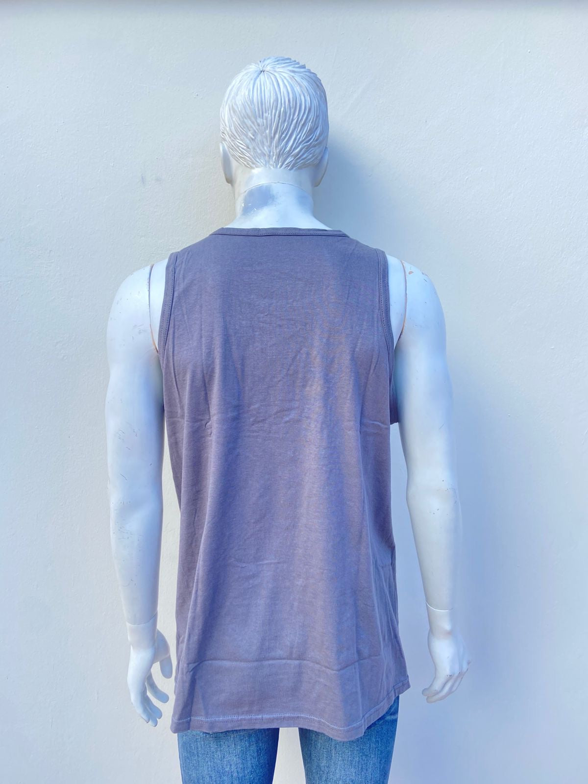 Franela gris con estampado de 3 perros doberman y letrra abajo REBELLIOUS