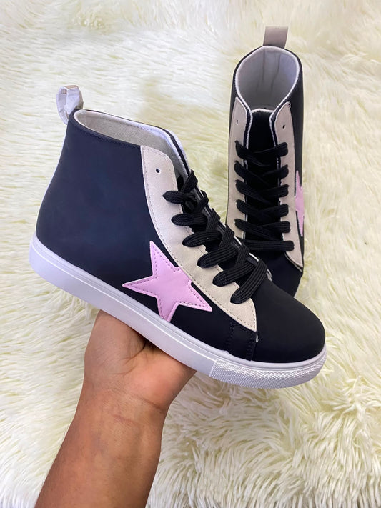 Tenis, negro con suelas en color blanco y estampado de estrella en color rosado al lado.
