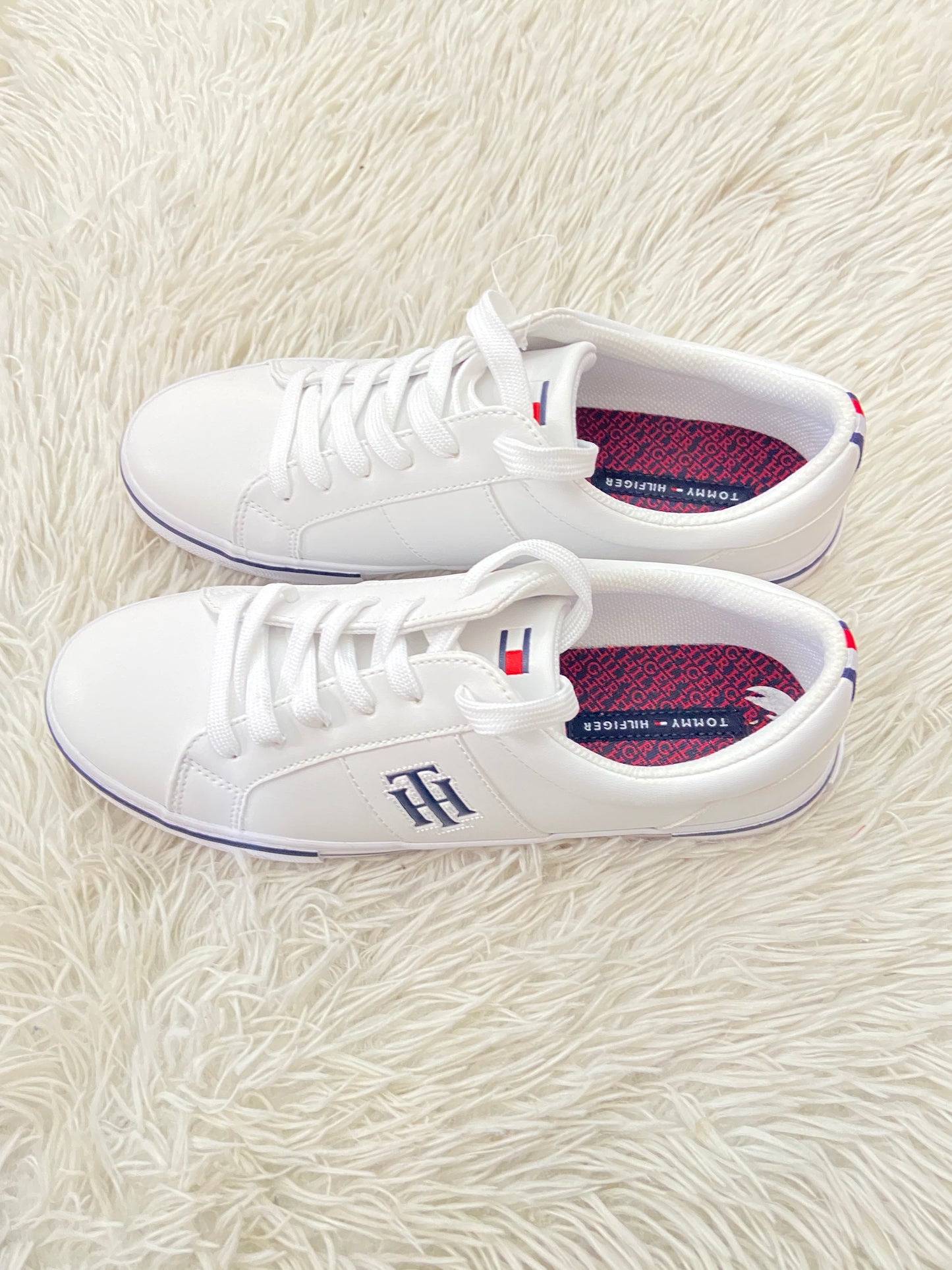 Tenis Tommy Hilfiger original blanco, con logotipo TH en azul.