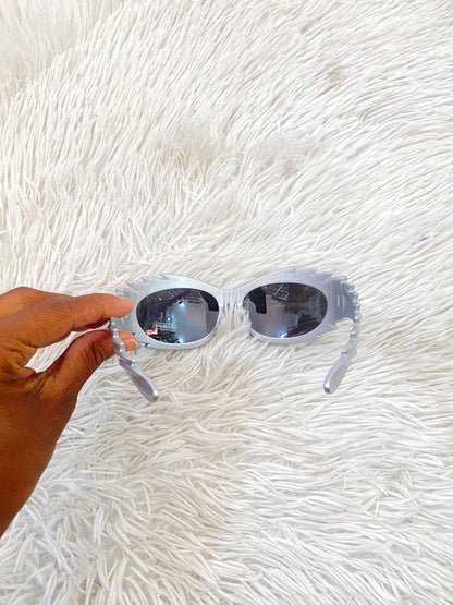 Lentes diseñados con protección UV 100-400 para proteger tu visión. Plateado con micas gris.