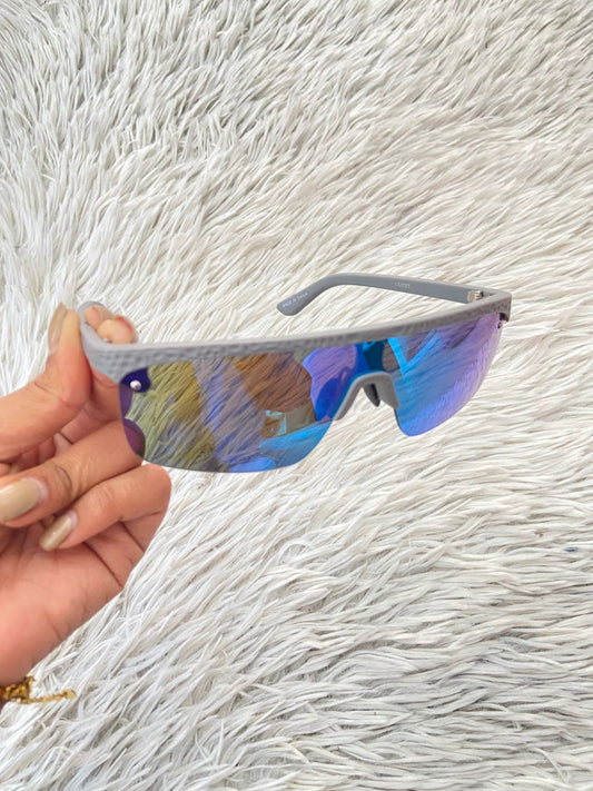 Lentes, diseñados con protección UV 100-400 para proteger tu visión. Azul con montura en gris y micas que cambian de color.