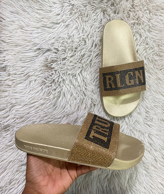 Sandalias TRUE RELIGION original dorada con letras TRUE RLGN en lentejuelas.