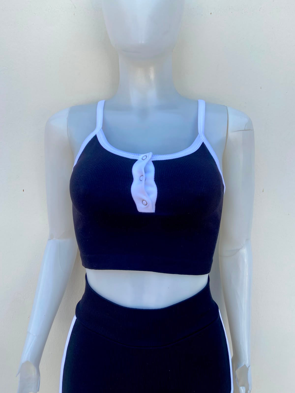 Conjunto JULIA BY LOVE J Original legging y top en color negro con manga de tiro y detalle al frente en color blanco.