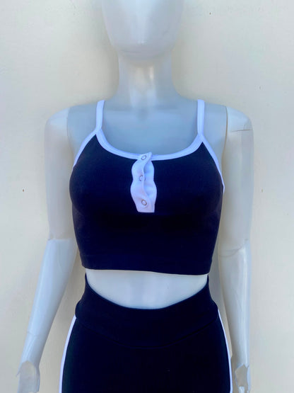 Conjunto JULIA BY LOVE J Original legging y top en color negro con manga de tiro y detalle al frente en color blanco.