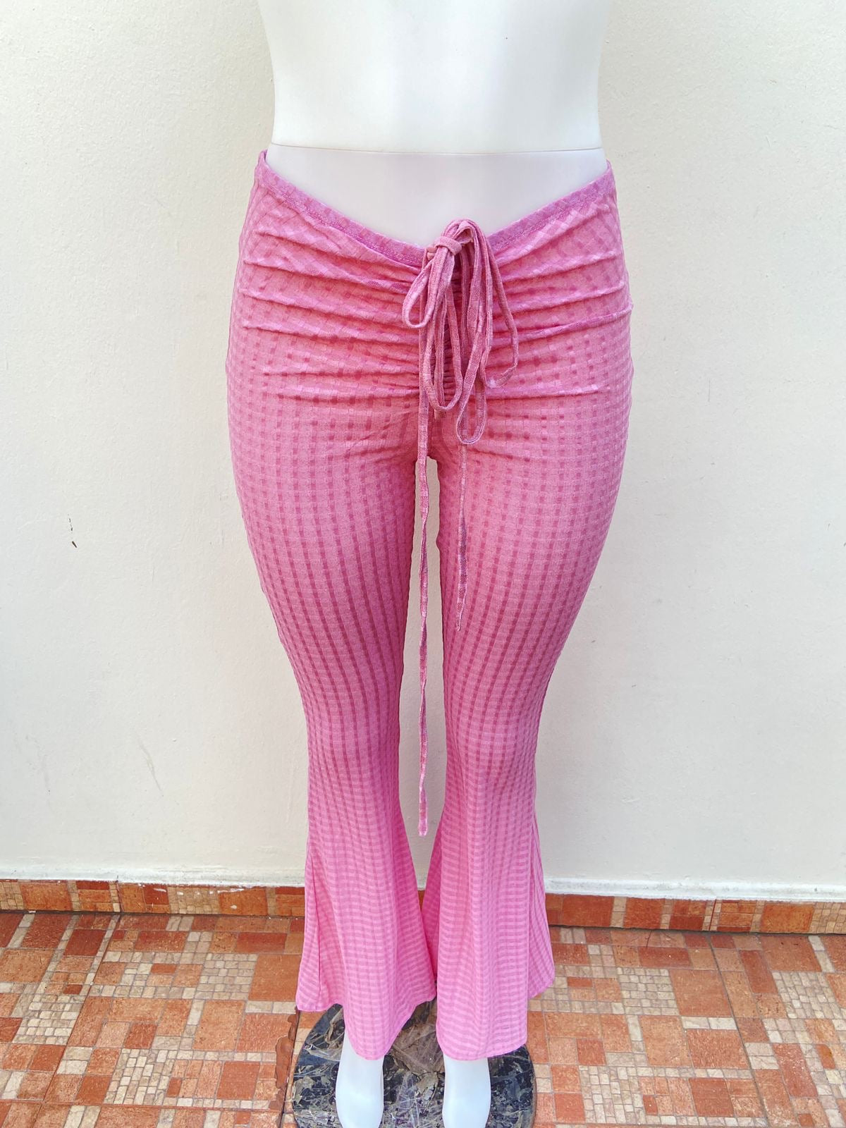 Pantalón Fashion Nova Original, color rosa ,con tiros ajustables y tela transparente