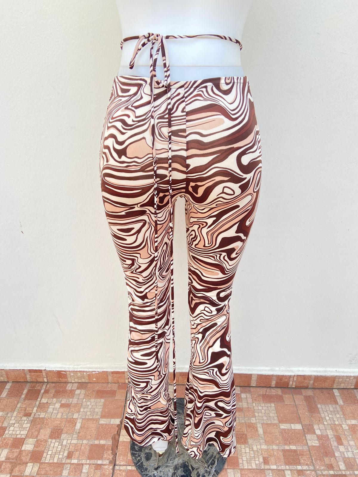 Pantalon Haute Monde Original, con estampado en tonos marrón, crema y diseño delantero