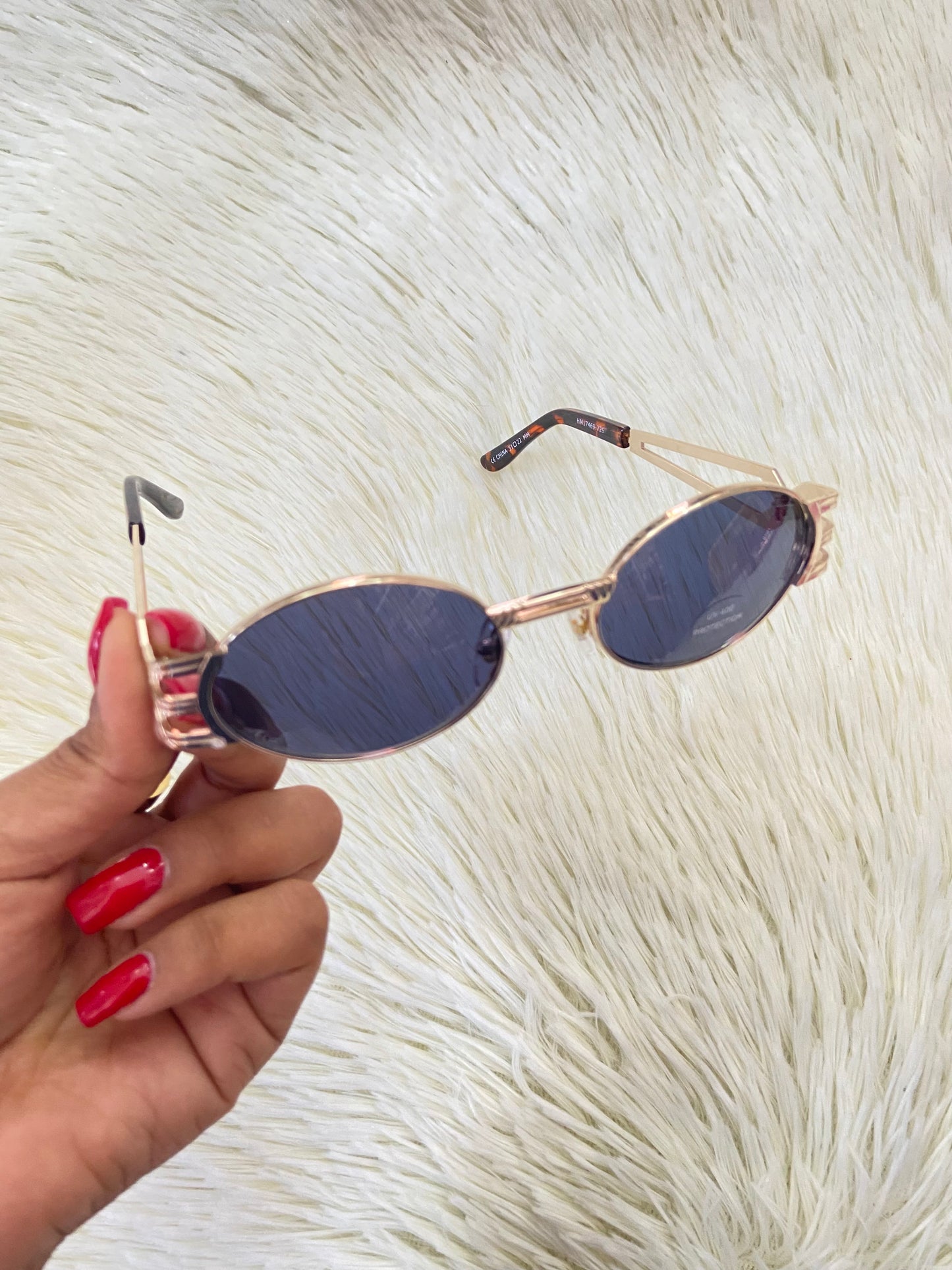 Lentes, negros con montura dorada, estilo ovalo, con protección UV 100-400.