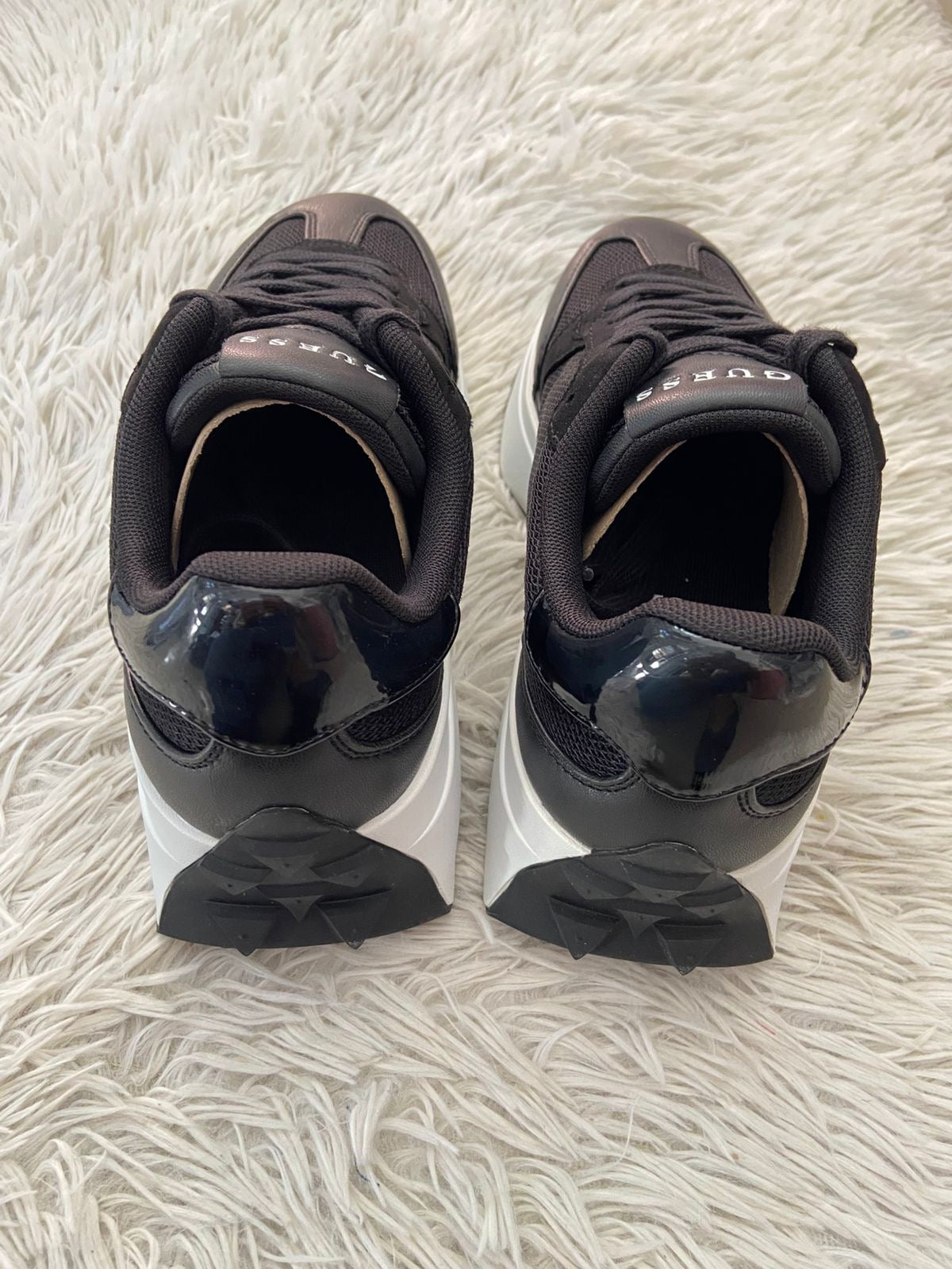 Tenis GUESS original negro, con suelas altas en color blanco y letras “ GUESS ? “ en blanco.