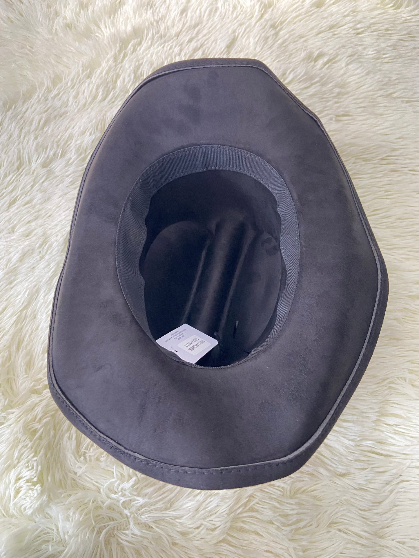 Sombrero, negro con correa y hebillas en color plateado, estilo vaquero.