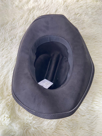 Sombrero, negro con correa y hebillas en color plateado, estilo vaquero.