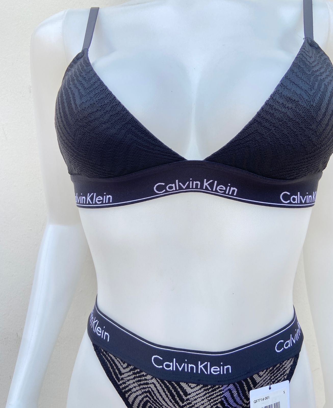 Conjunto Calvin Klein original, negro de encaje con estampado de la marca en blanco.