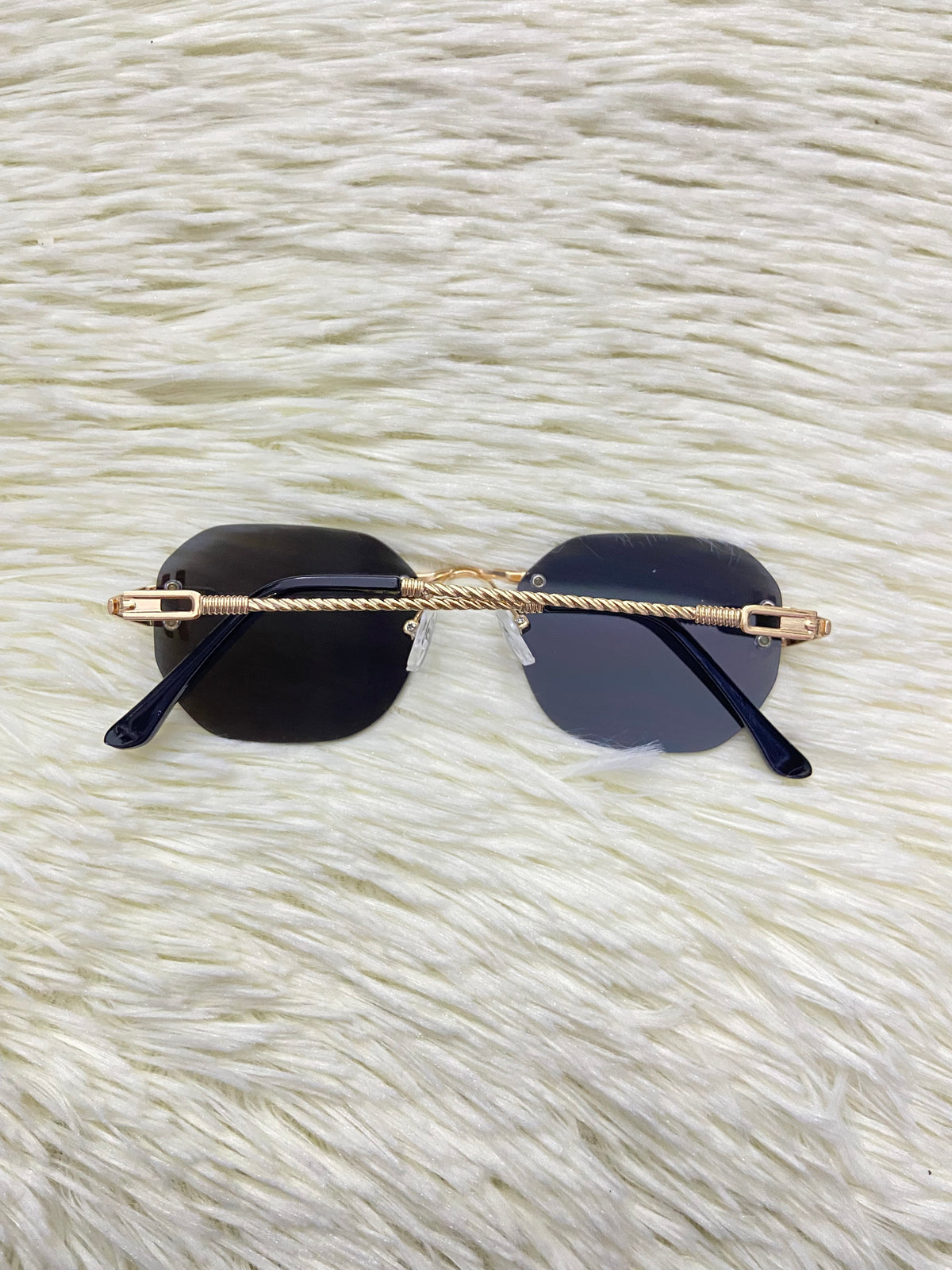 Lentes, negro con montura en color dorada, ovalados, más protección UV 400.