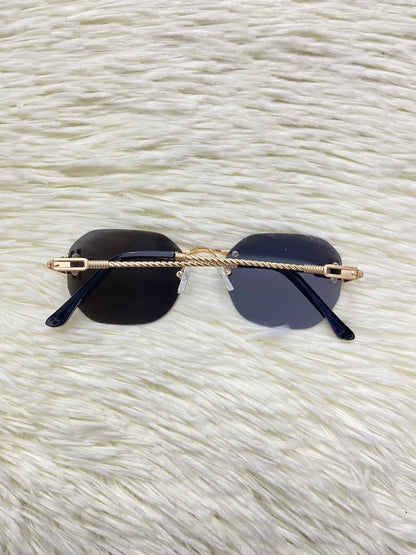 Lentes, negro con montura en color dorada, ovalados, más protección UV 400.