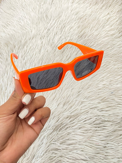 Lentes diseñados con protección UV 100-400 para proteger tu visión. Naranja con micas oscuras.