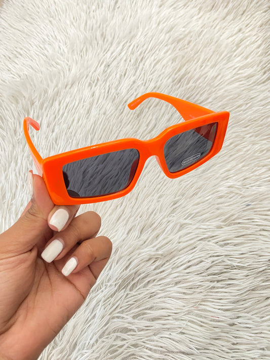 Lentes Fashion Nova original naranja con micas oscuras.