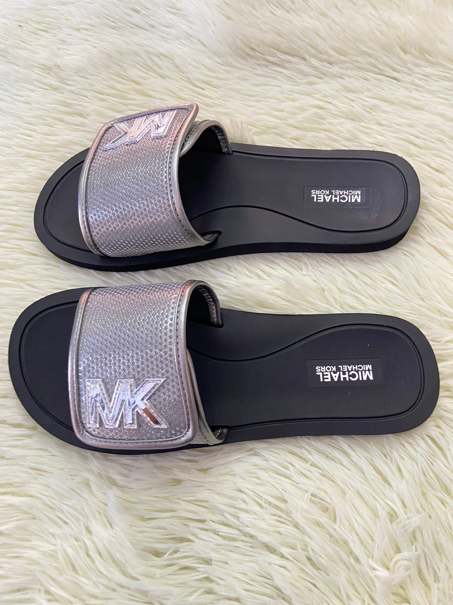 Sandalias MICHAEL KORS original, negra con plateado y letras MK en los lados.