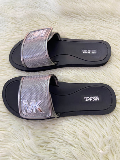 Sandalias MICHAEL KORS original, negra con plateado y letras MK en los lados.