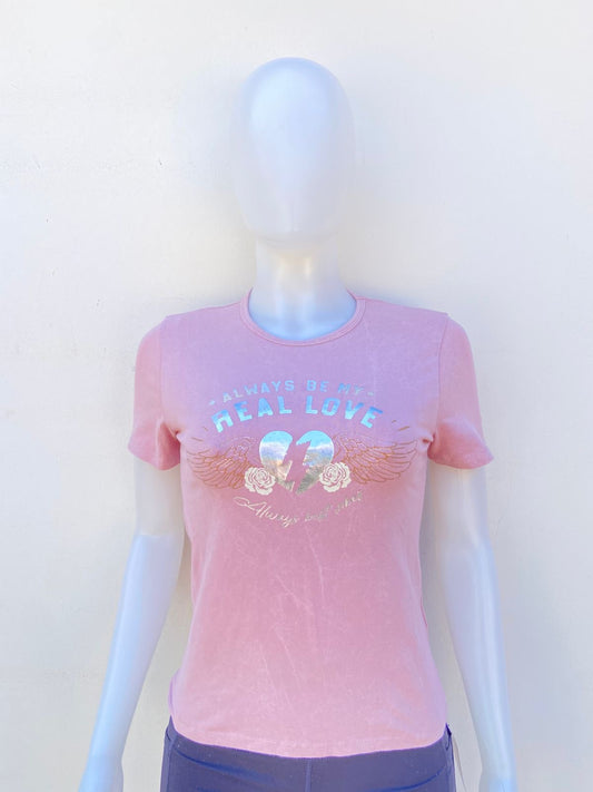 T-shirt ZARA Original en color rosado palido con letra ALWAYS BE MY REAL LOVE en color plateado y corazon angelical roto.