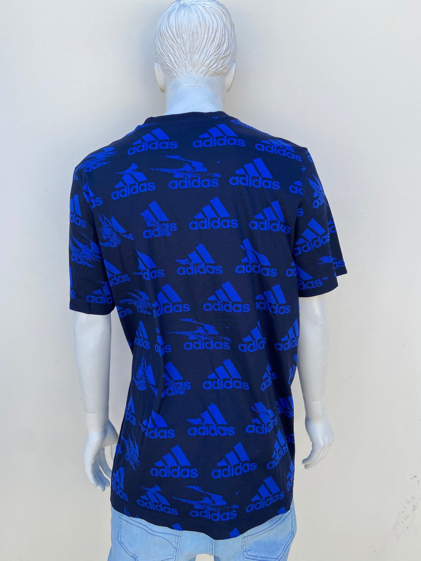 T-shirt Adidas original negro con Estampado de la marca Adidas en color azul.