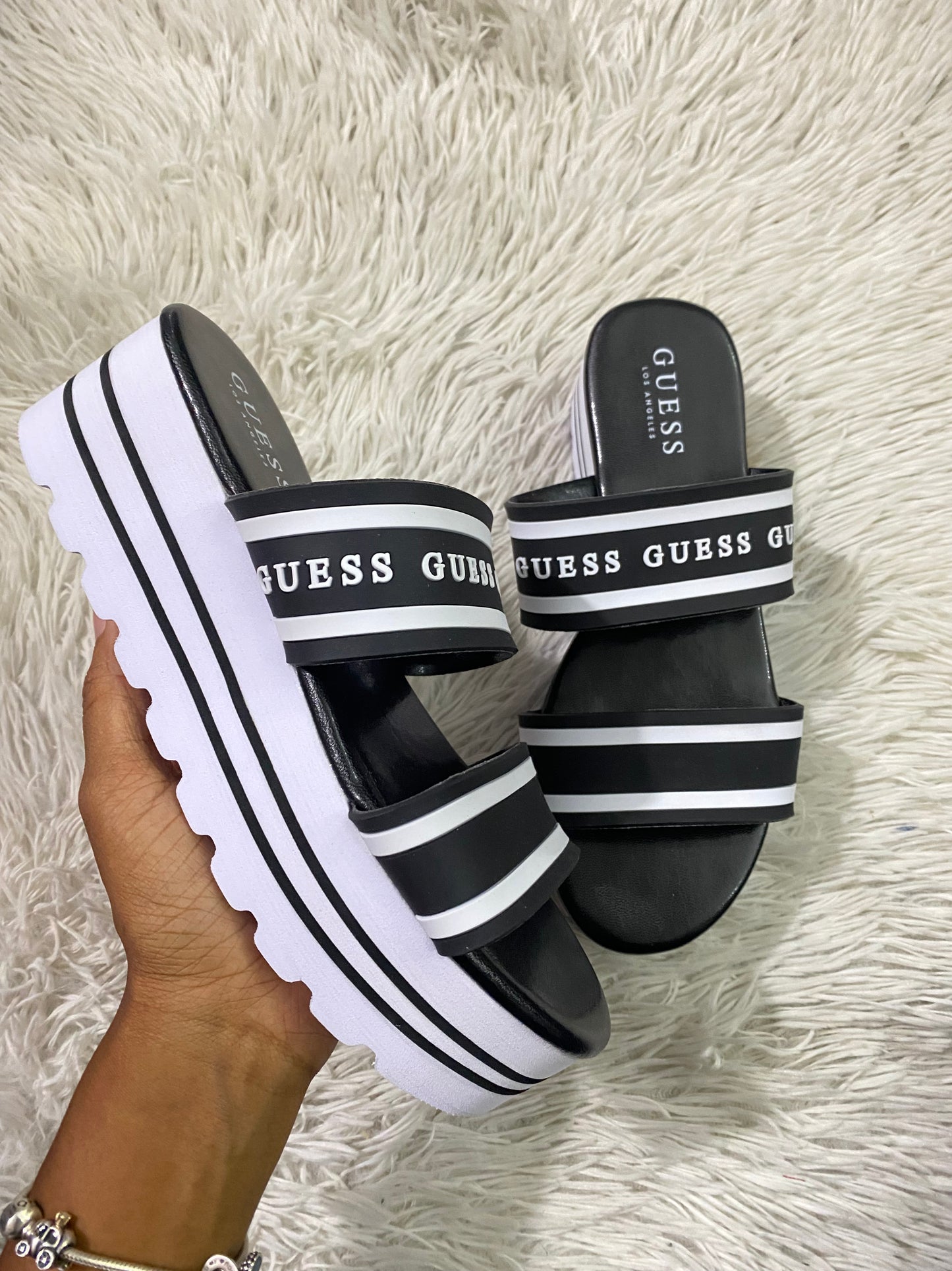 Sandalias Guess original, negra con blanco, de plataforma con letras de la marca en blanco.