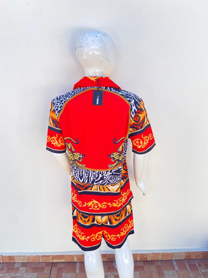 Conjunto, rojo con amarillo y print en colores marrones y negro, de camisa y bermuda.