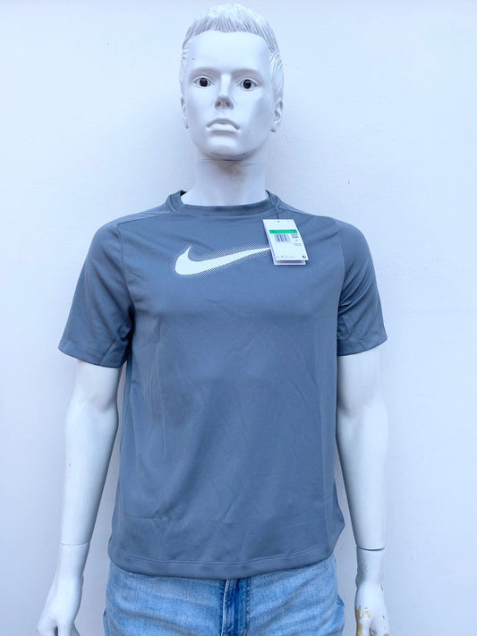 T-shirt Nike original gris oscuro con logotipo de la marca en frente en color blanco.